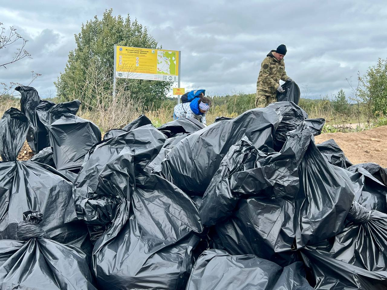 30 мешков мусора оставили туристы на озере Донцо